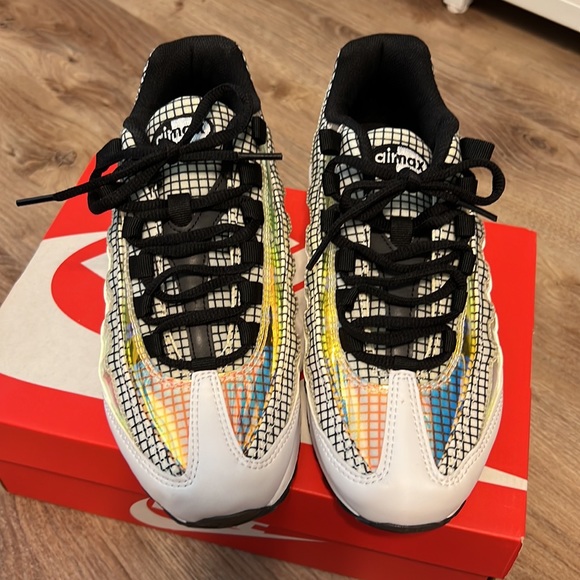 Nike Air Max 95 LV8 in White/Blue/Glaze Black - Picture 6 of 13